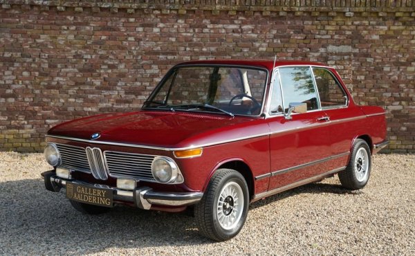 BMW, разминала се на косъм от фалита през 50-те заради баснословно скъпата разработка на 507, после успява да си стъпи на краката благодарение на успеха на компактното BMW 700, и в началото на 60-те е готово още веднъж да инвестира в амбициозен нов проект: Neue Klasse, новата класа. Този път усилията са насочени в правилната посока и новите BMW 1500, 1600 и така нататък се превръщат в пазарна сензация. Окуражени от това, през 1966 баварците лансират така наречената "Серия 02" - скъсени, по-спортни версии на седаните от Neue Klasse. BMW 1602 e типичен пример - произвеждано от 1966 до 1975, това купе с 1.6-литров мотор и 85 коня става нарицателно за спортно пътно поведение, и служи като отправна точка за бъдещата Трета серия. Eлегантният дизайн по традиция се приписва на двама собствени стилисти на BMW, но всъщност ясно си личи почеркът на наетия италиански консултант Джовани Микелоти (вижте линка под статията). 
